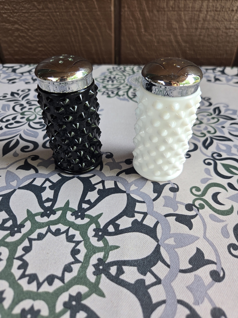 Fenton Set of Black and White Hobnail Salt & Pepper Shakers - Vintage Spiky - Picture 3 of 10